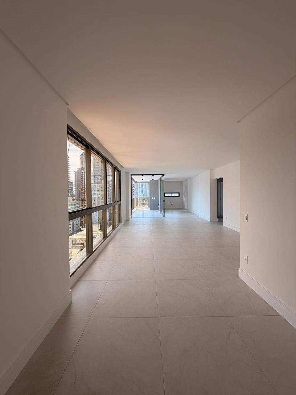 Apartamento 3 suítes em Meia Praia — Meia Praia, Itapema