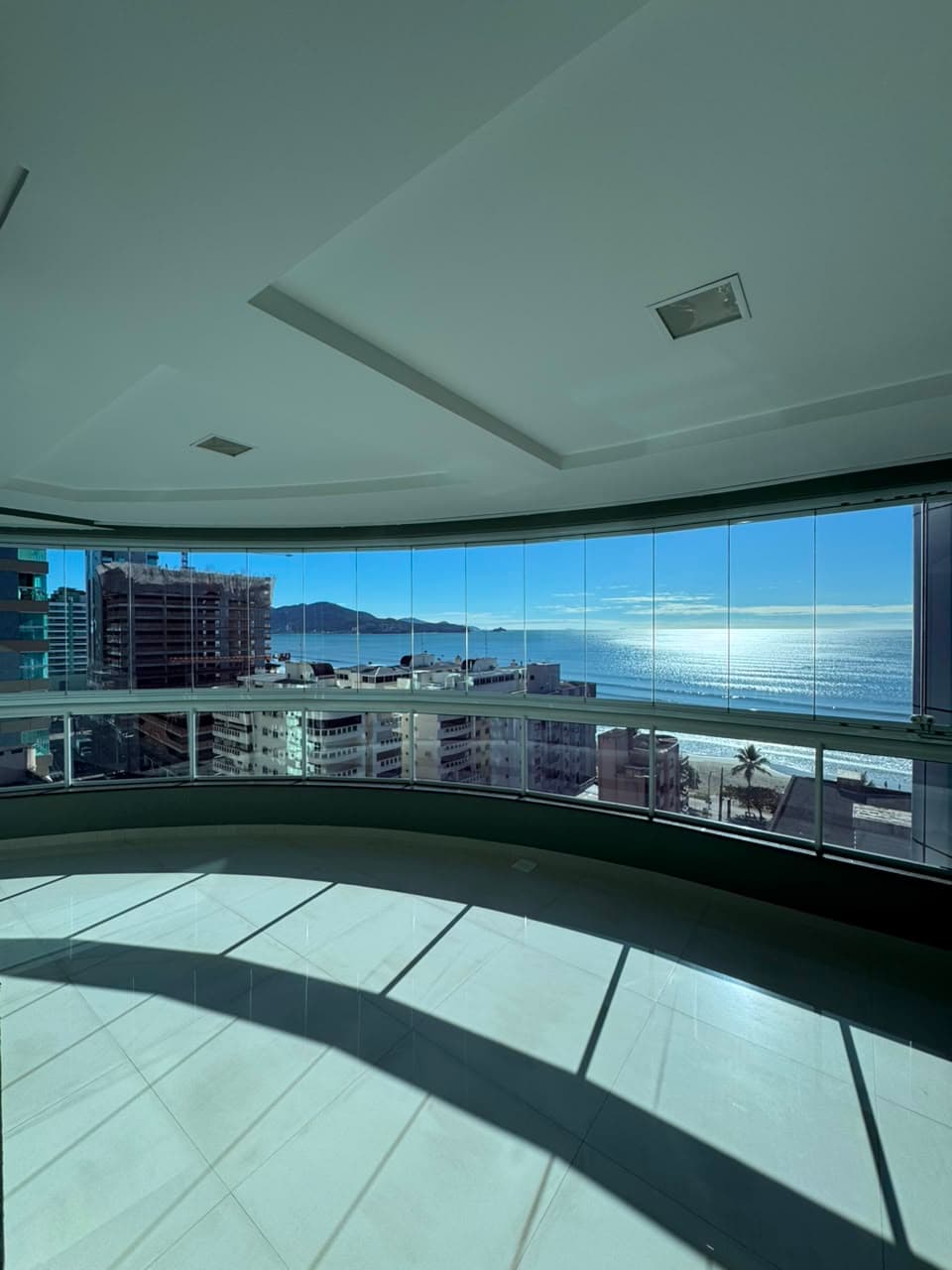 Apartamento 4 suítes em Meia Praia — Meia Praia, Itapema