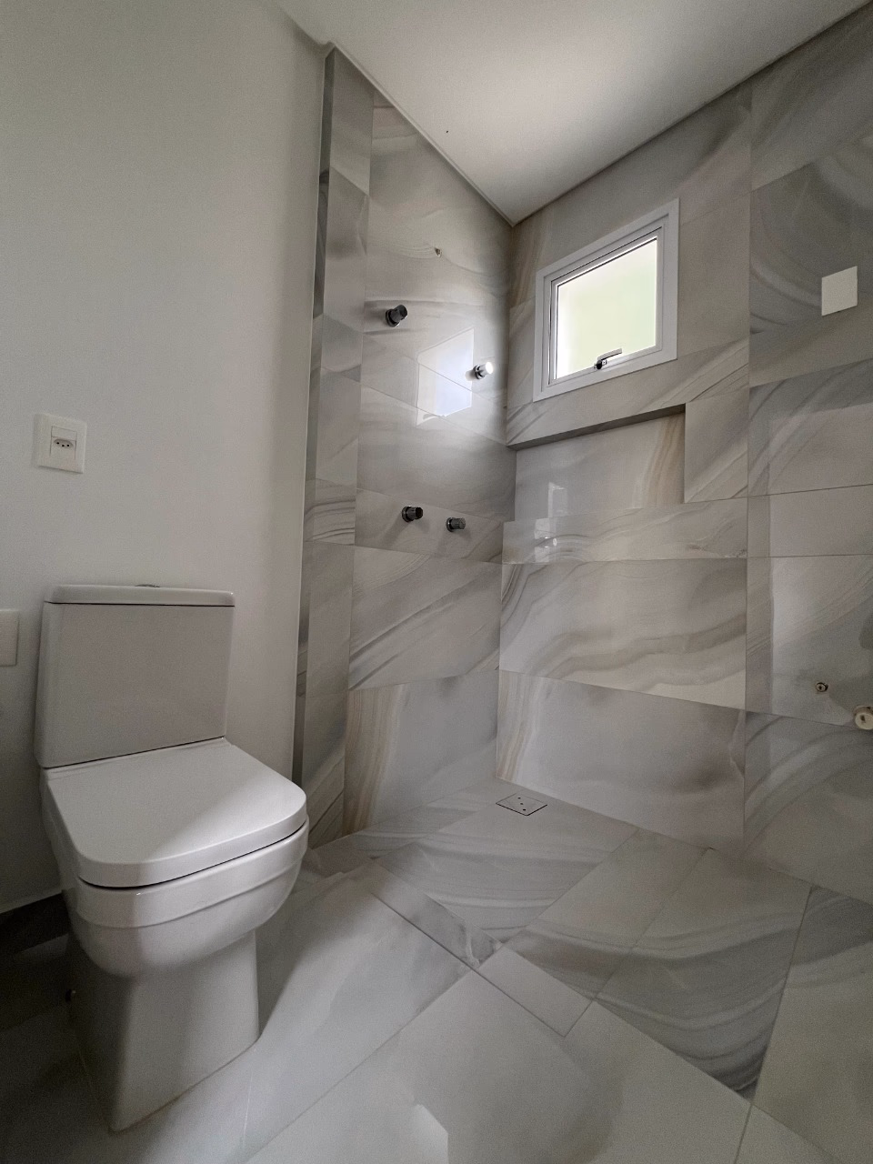 Apartamento 4 suítes em Meia Praia — Meia Praia, Itapema