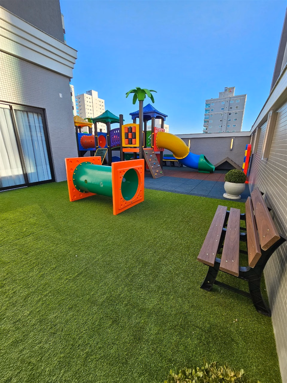 Residencial Brooklyn Tower - Rua 236, Bairro Meia Praia, Itapema - SC (58)