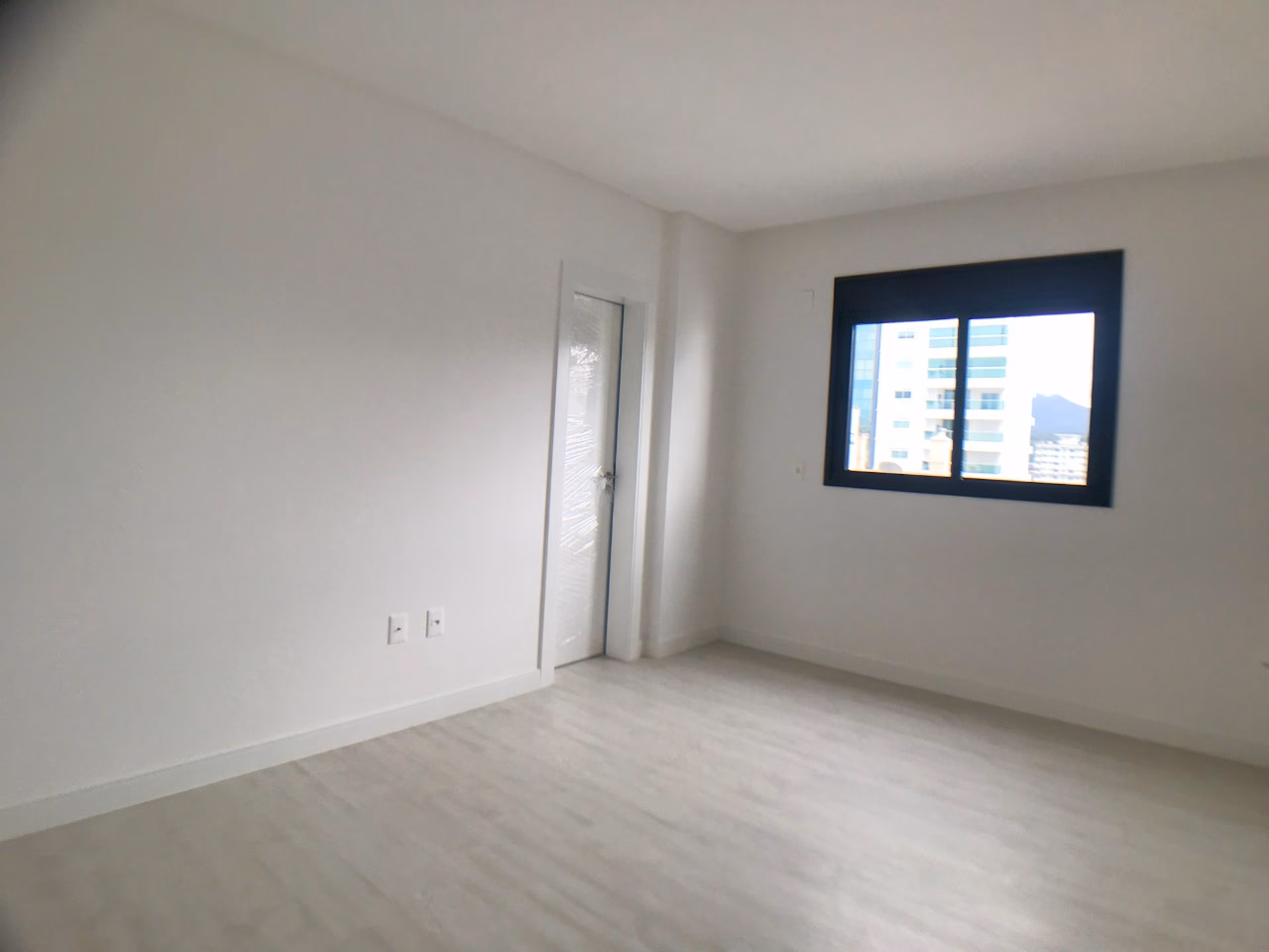 Apartamento 4 suítes em Meia Praia — Meia Praia, Itapema