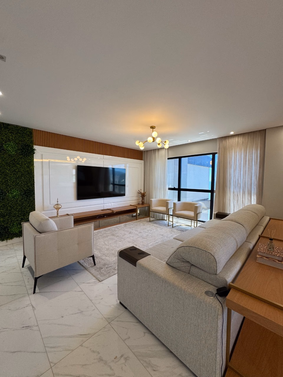 Apartamento 4 suítes em Meia Praia — Meia Praia, Itapema