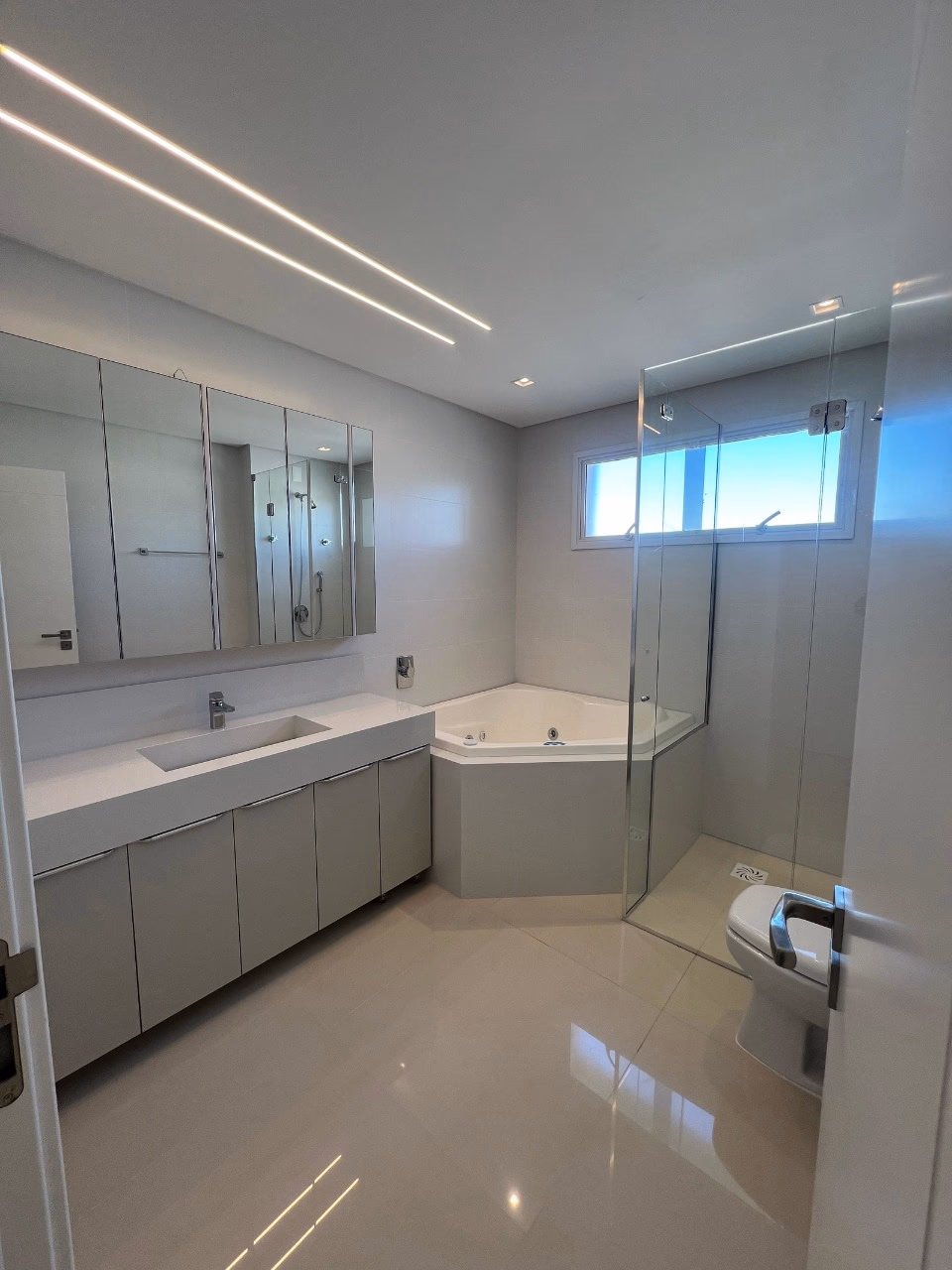 Apartamento 4 suítes em Meia Praia — Meia Praia, Itapema