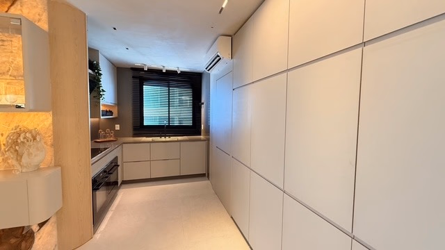 Apartamento 4 suítes em Meia Praia — Meia Praia, Itapema