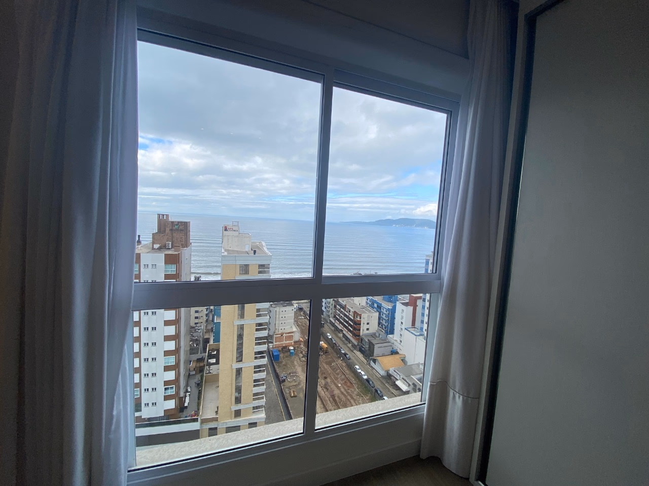 Cobertura 4 suítes em Meia Praia — Meia Praia, Itapema
