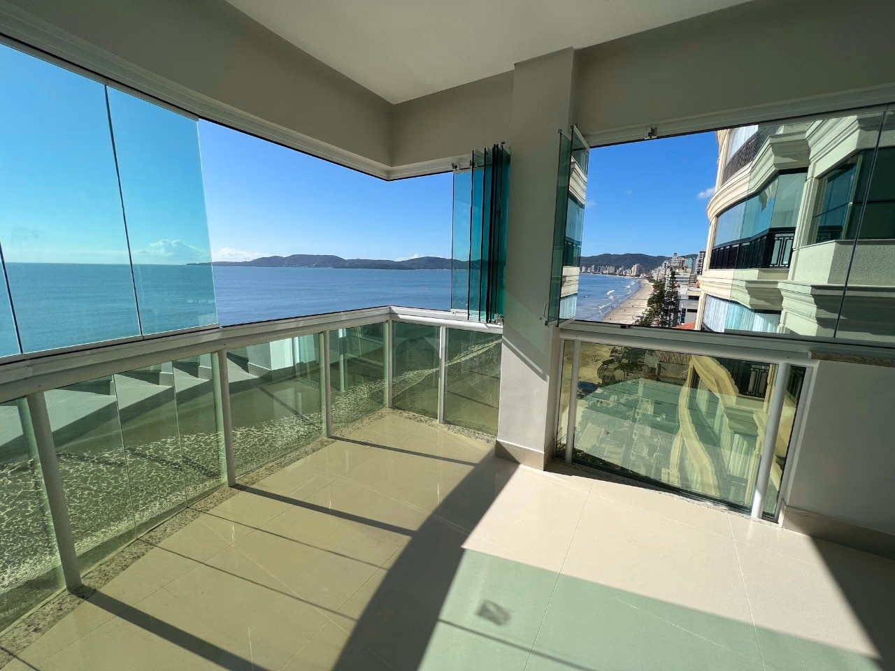 Apartamento 4 suítes em Meia Praia — Meia Praia