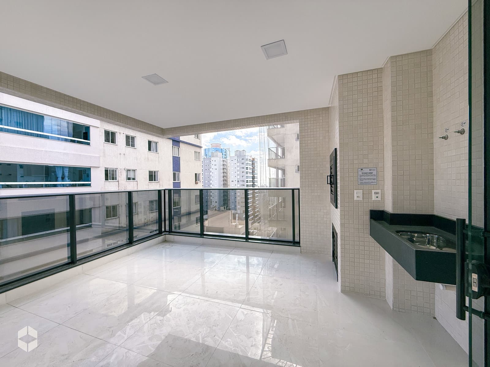 Apartamento 3 suítes em Meia Praia — Meia Praia, Itapema