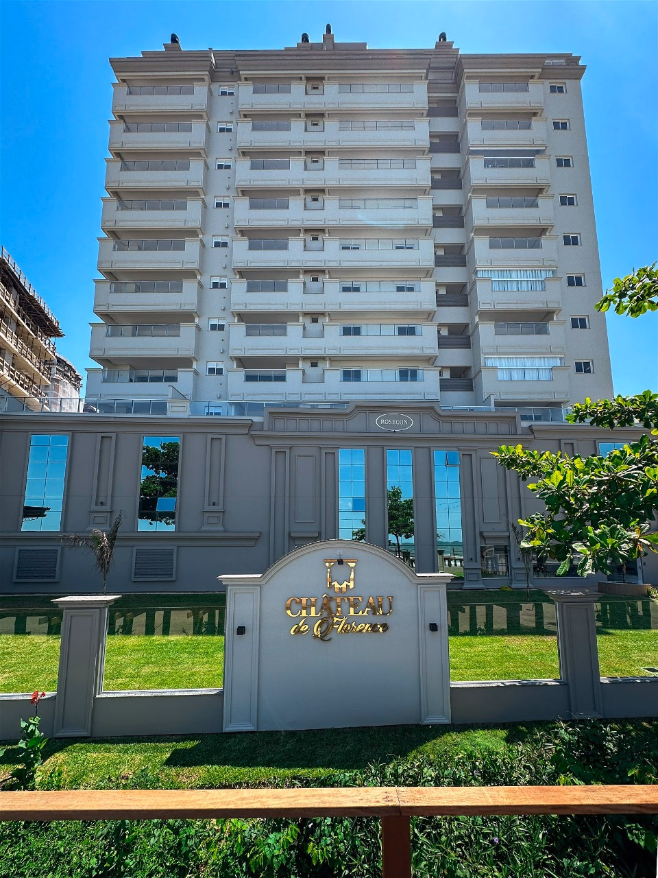 Château de Florence Residence Frente Mar em Itapem — Meia Praia