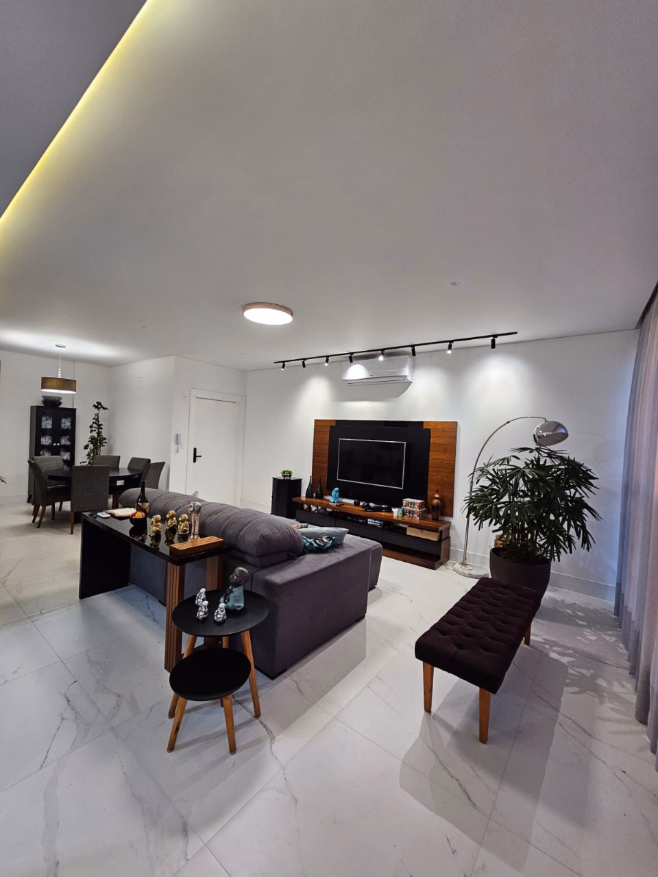Apartamento 3 suítes em Meia Praia — Meia Praia
