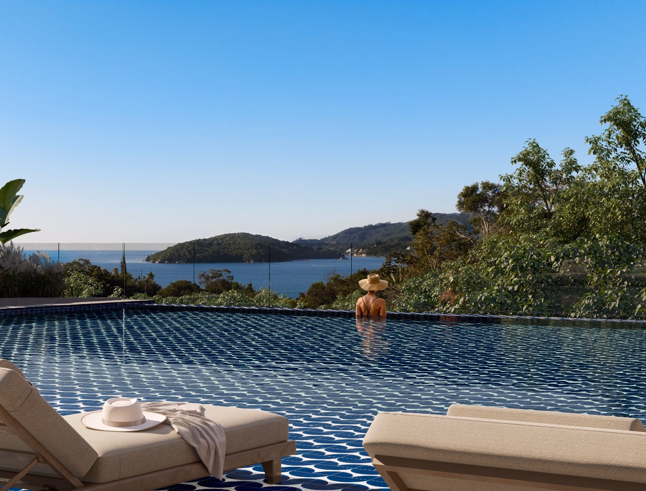 Piscina com borda infinita voltada para o mar