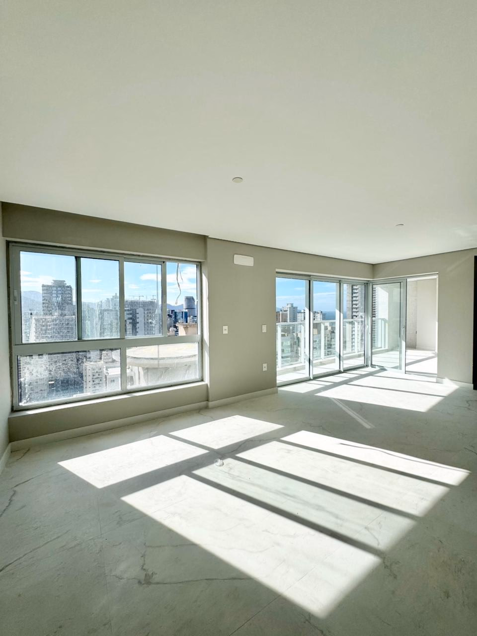 Apartamento 3 suítes em Meia Praia — Meia Praia, Itapema