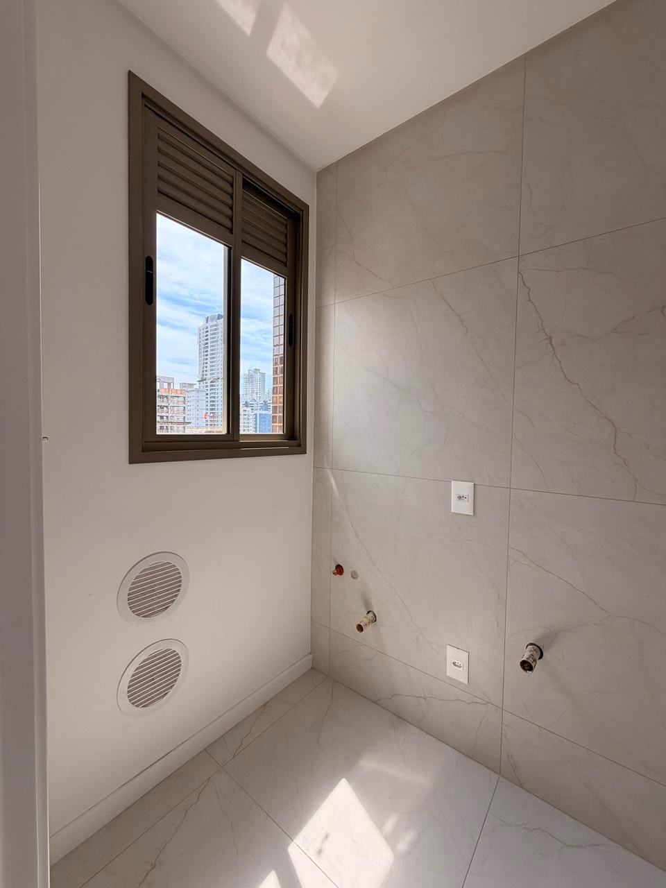Apartamento 3 suítes em Meia Praia — Meia Praia, Itapema