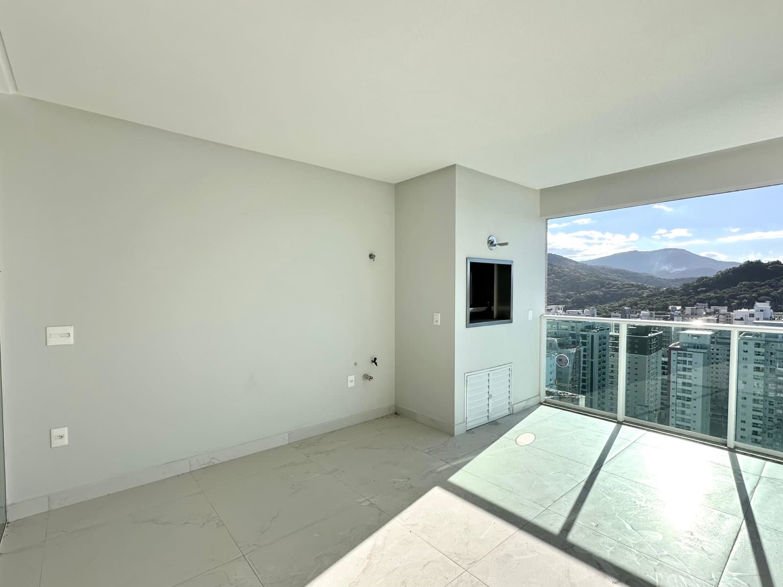 Apartamento 4 suítes em Meia Praia — Meia Praia, Itapema