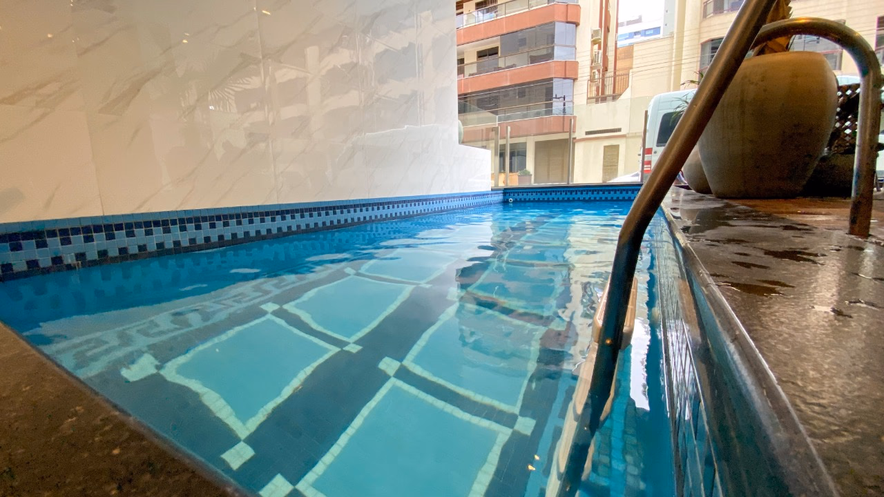 Apartamento quadra mar  a venda em Meia Praia, Itapema (11)