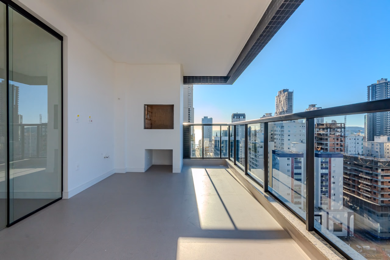 Apartamento 3 suítes em Meia Praia — Meia Praia