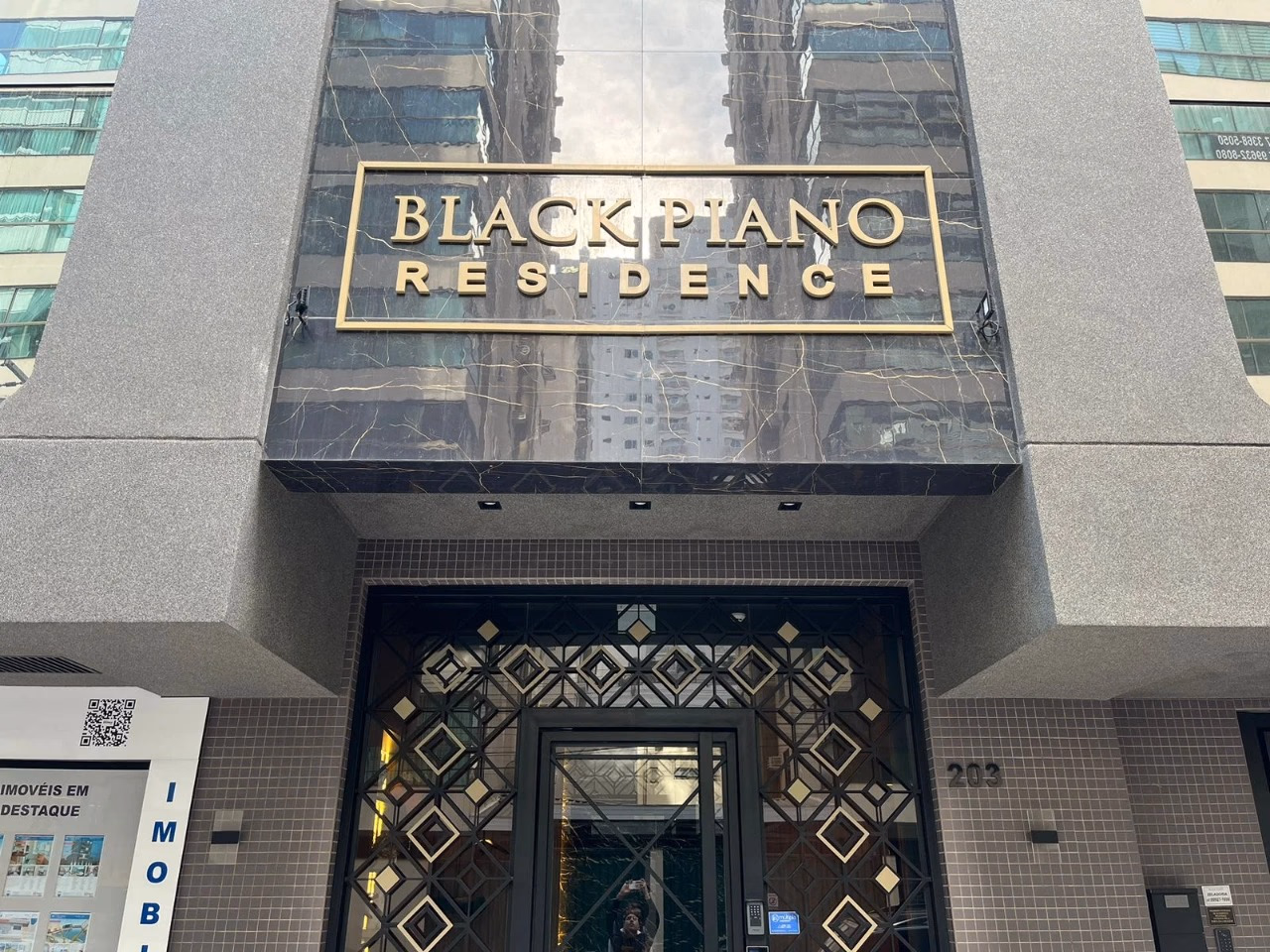 Black Piano - Rua 236, Bairro Meia Praia, Itapema - SC (2)