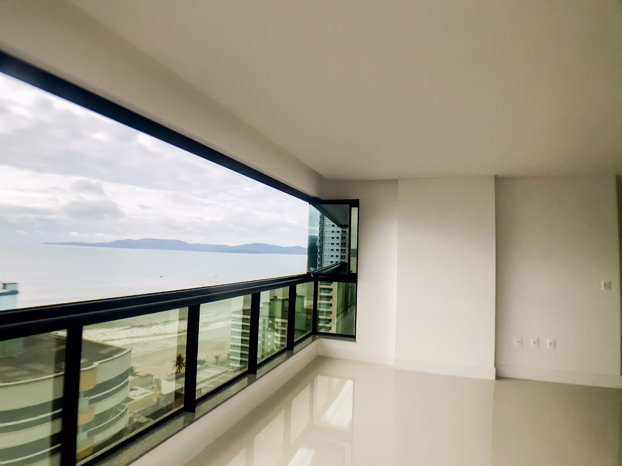 Apartamento 4 suítes em Meia Praia — Meia Praia, Itapema