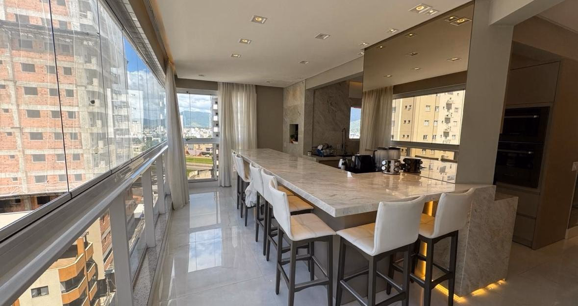 Apartamento 4 suítes em Meia Praia — Meia Praia, Itapema