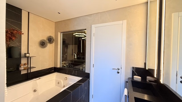 Apartamento 4 suítes em Meia Praia — Meia Praia, Itapema