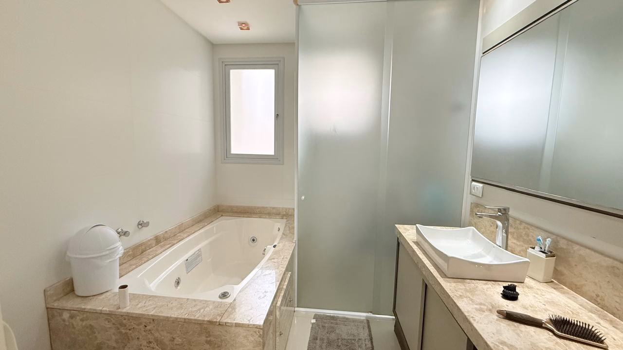 Apartamento 4 suítes em Meia Praia — Meia Praia, Itapema