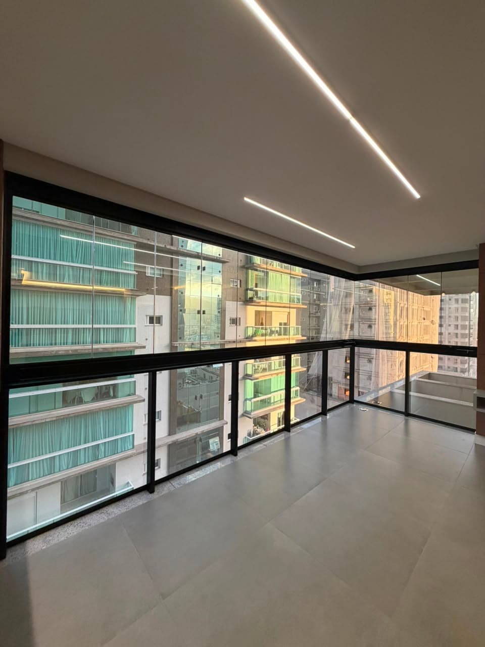 Apartamento 4 suítes em Meia Praia — Meia Praia