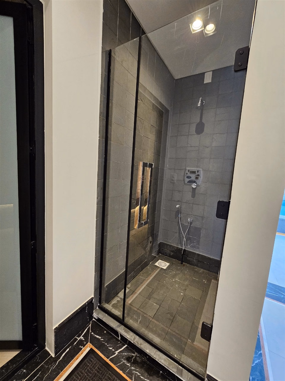 Residencial Brooklyn Tower - Rua 236, Bairro Meia Praia, Itapema - SC (29)