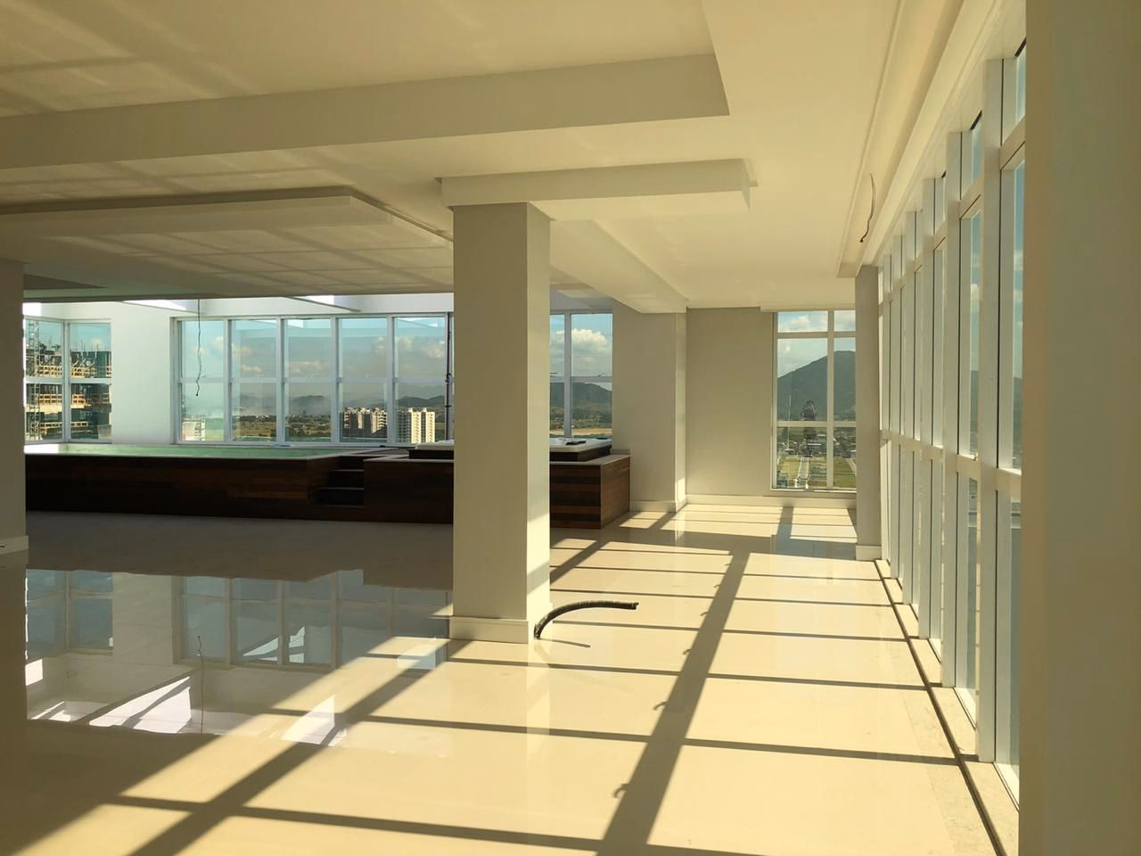 Cobertura 5 suítes em Meia Praia — Meia Praia, Itapema