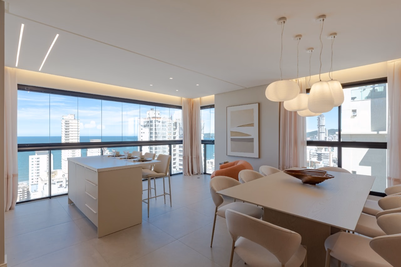 Apartamento 3 suítes em Meia Praia — Meia Praia