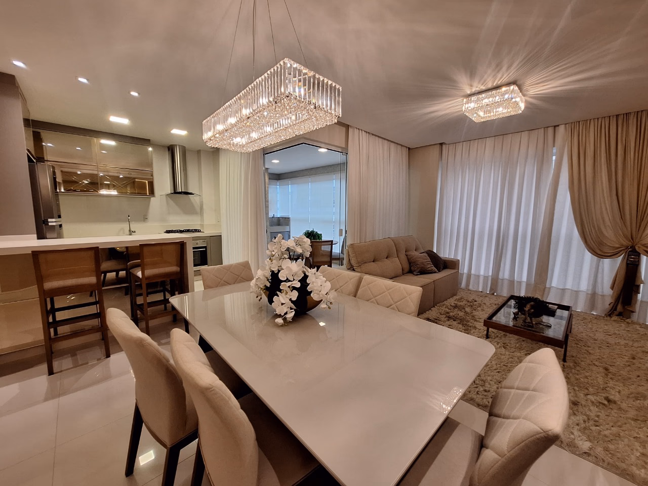 Apartamento 3 suítes em Meia Praia — Meia Praia