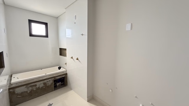 Apartamento 4 suítes em Meia Praia — Meia Praia, Itapema