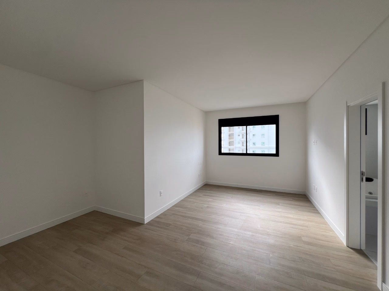 Apartamento 4 suítes em Meia Praia — Meia Praia, Itapema
