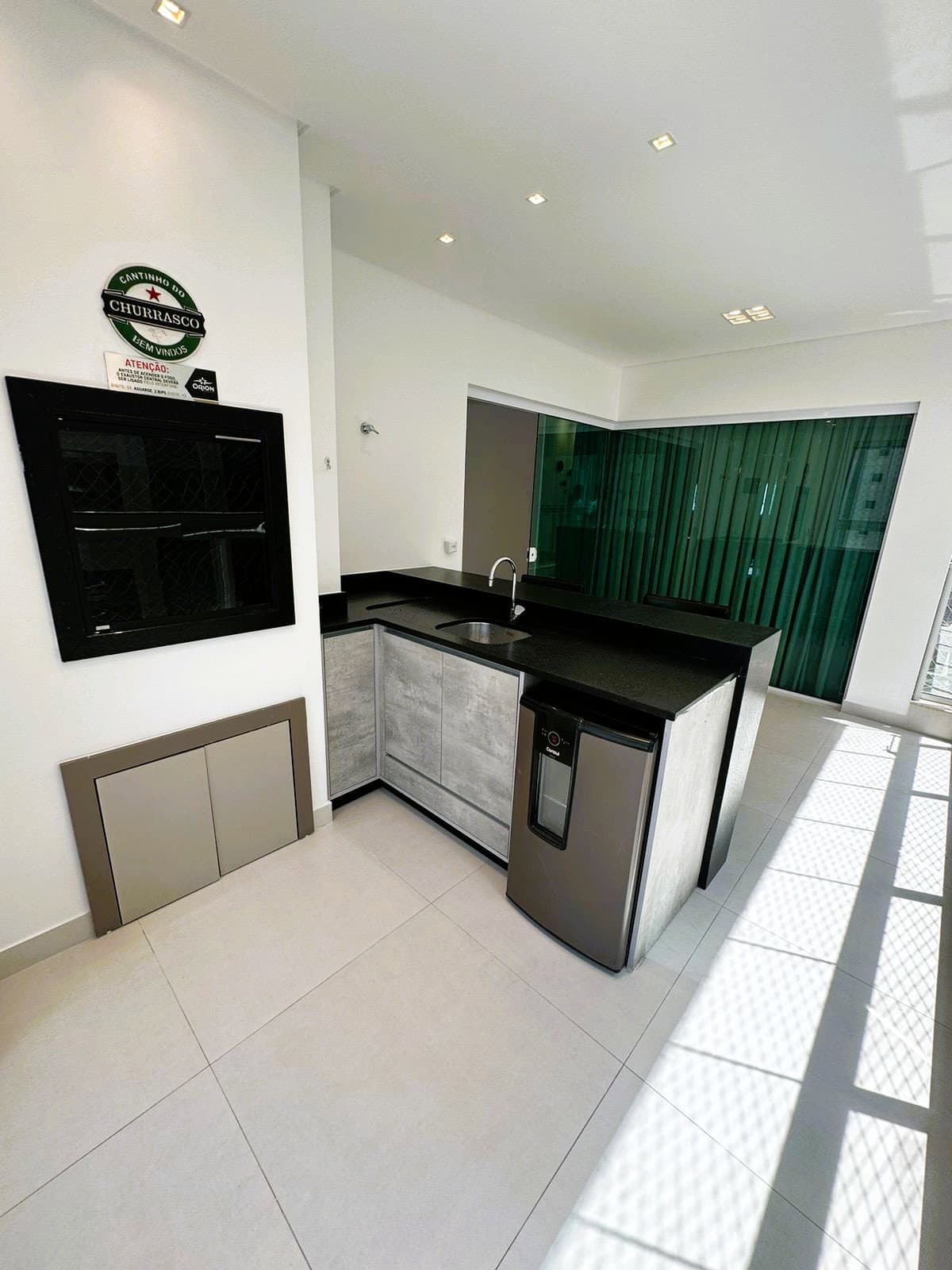 Apartamento 4 suítes em Meia Praia — Meia Praia