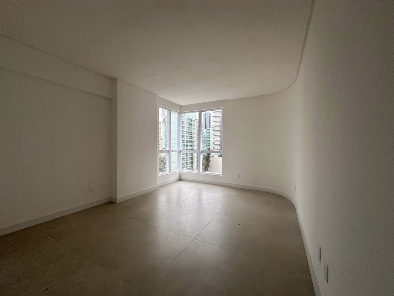 Apartamento 3 suítes em Meia Praia — Meia Praia, Itapema