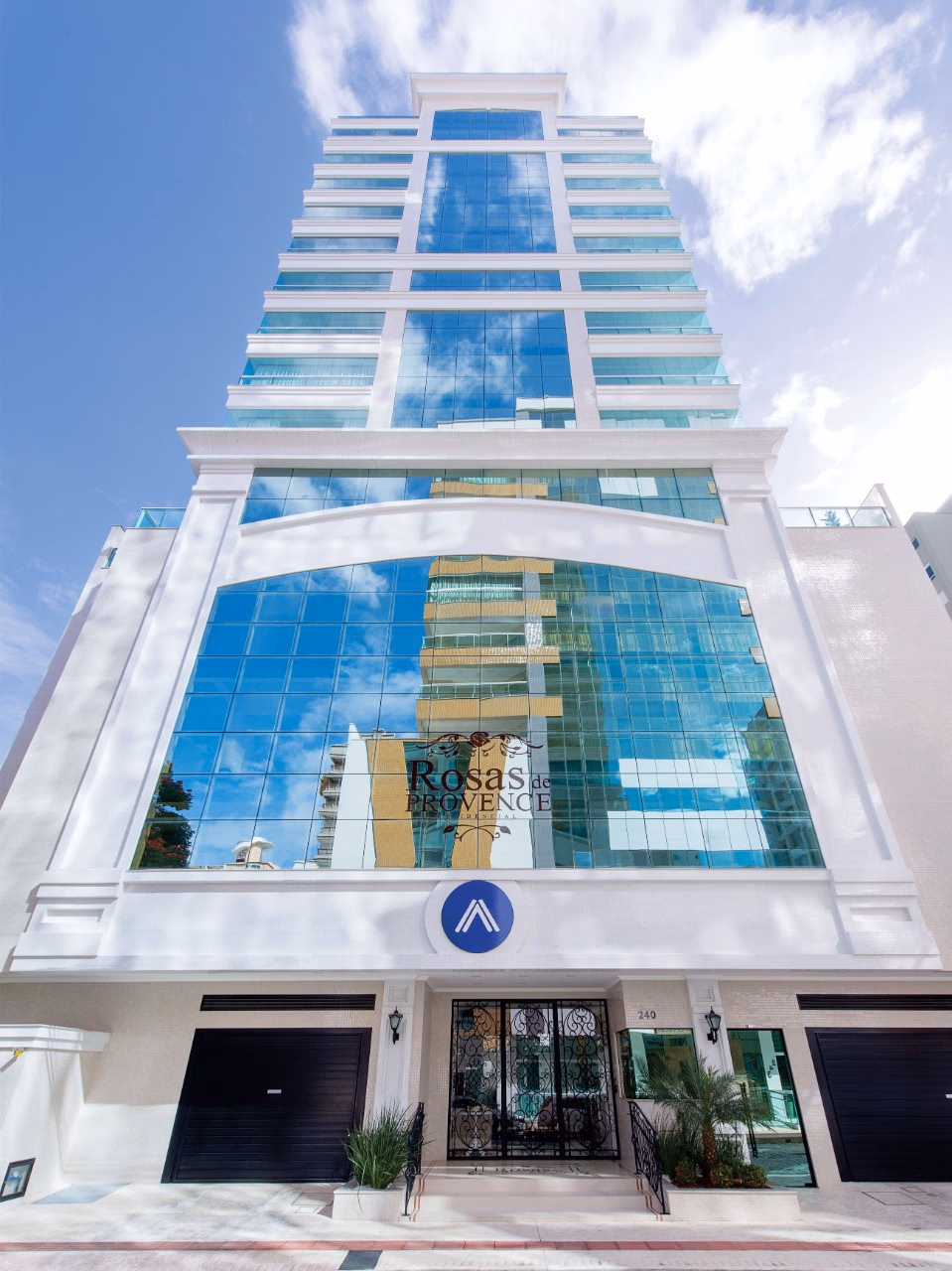 Rosas de Provence Residencial — Meia Praia