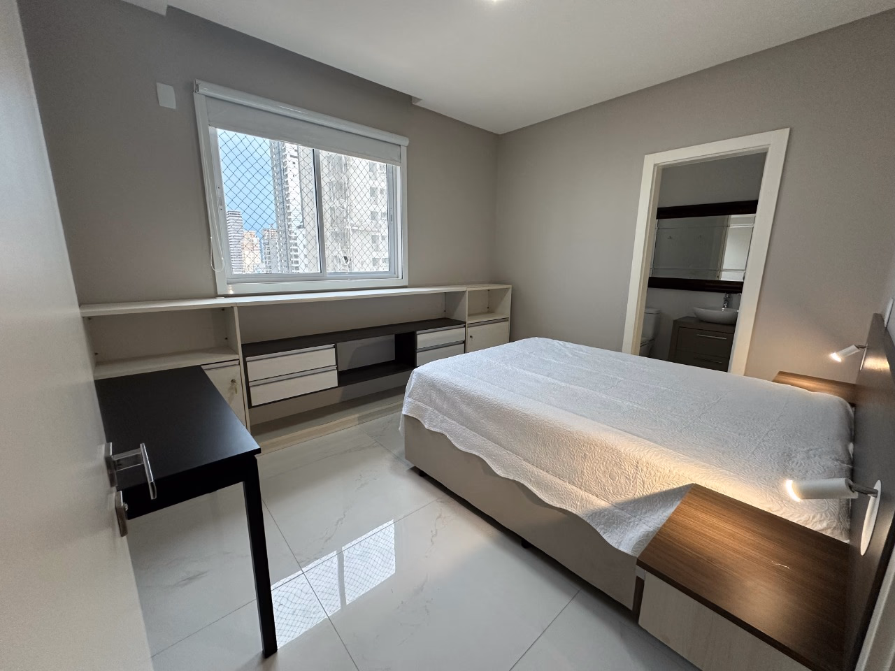 Apartamento 4 suítes em Meia Praia — Meia Praia, Itapema