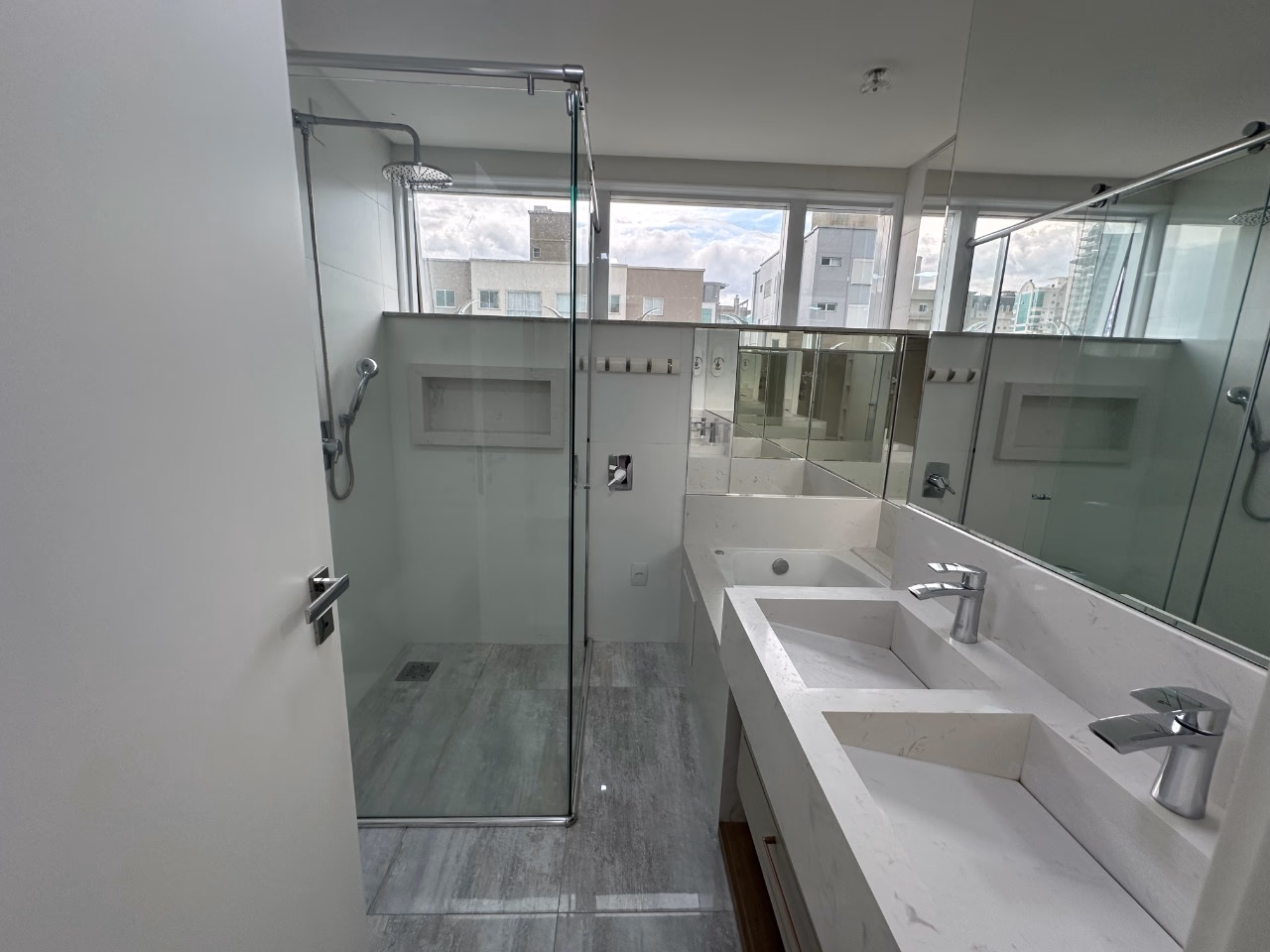 Apartamento 4 suítes em Meia Praia — Meia Praia, Itapema