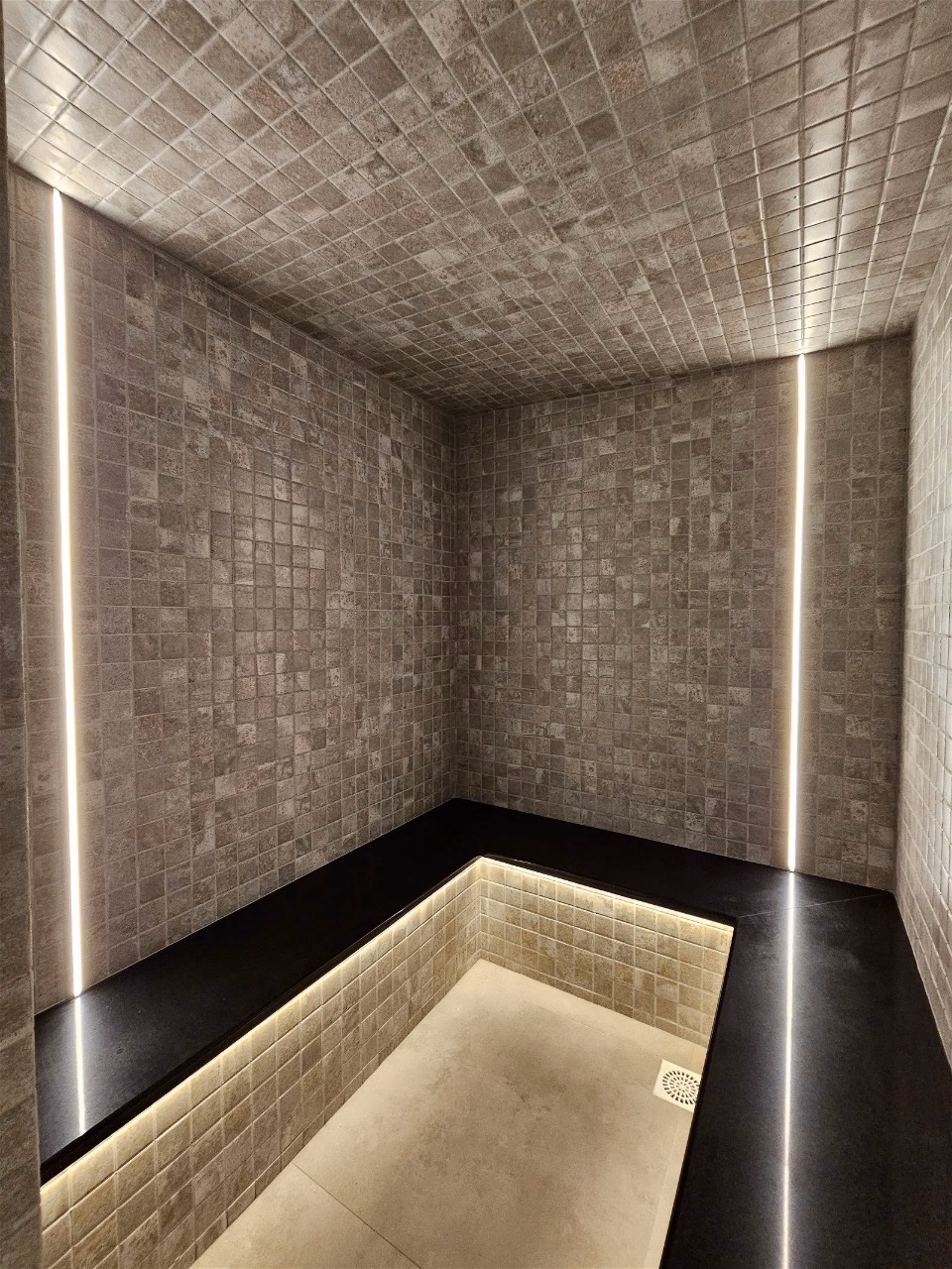 Residencial Brooklyn Tower - Rua 236, Bairro Meia Praia, Itapema - SC (32)