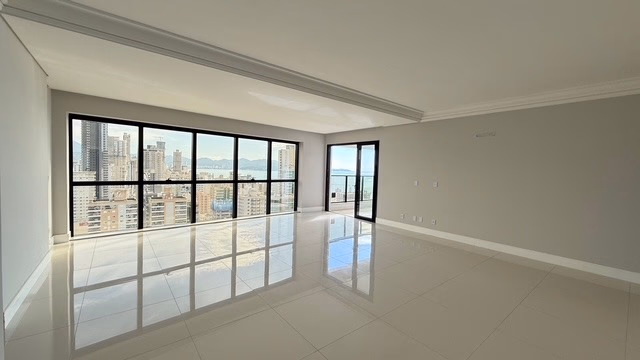 Apartamento 4 suítes em Meia Praia — Meia Praia, Itapema