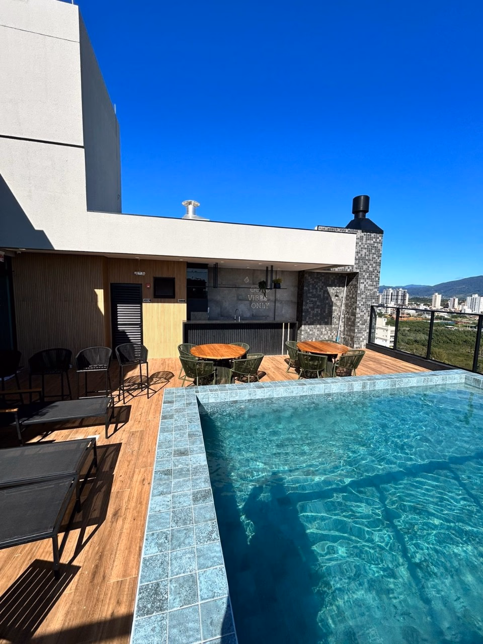 Residencial Laguna, Av