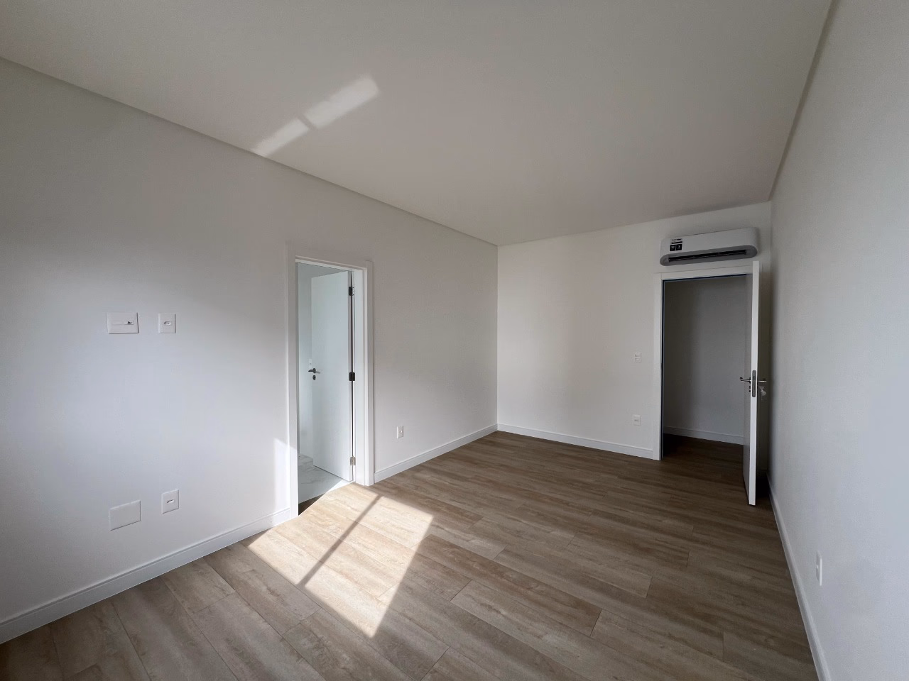 Apartamento 4 suítes em Meia Praia — Meia Praia, Itapema