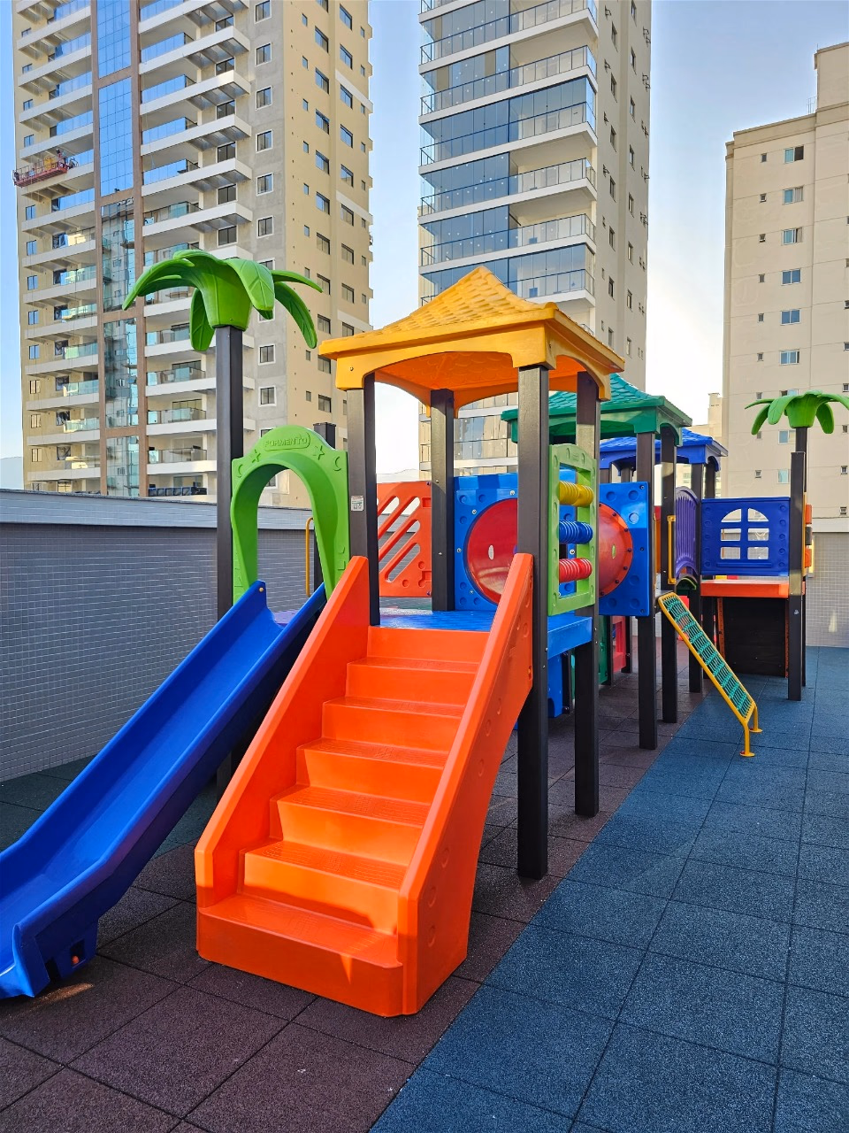 Residencial Brooklyn Tower - Rua 236, Bairro Meia Praia, Itapema - SC (63)