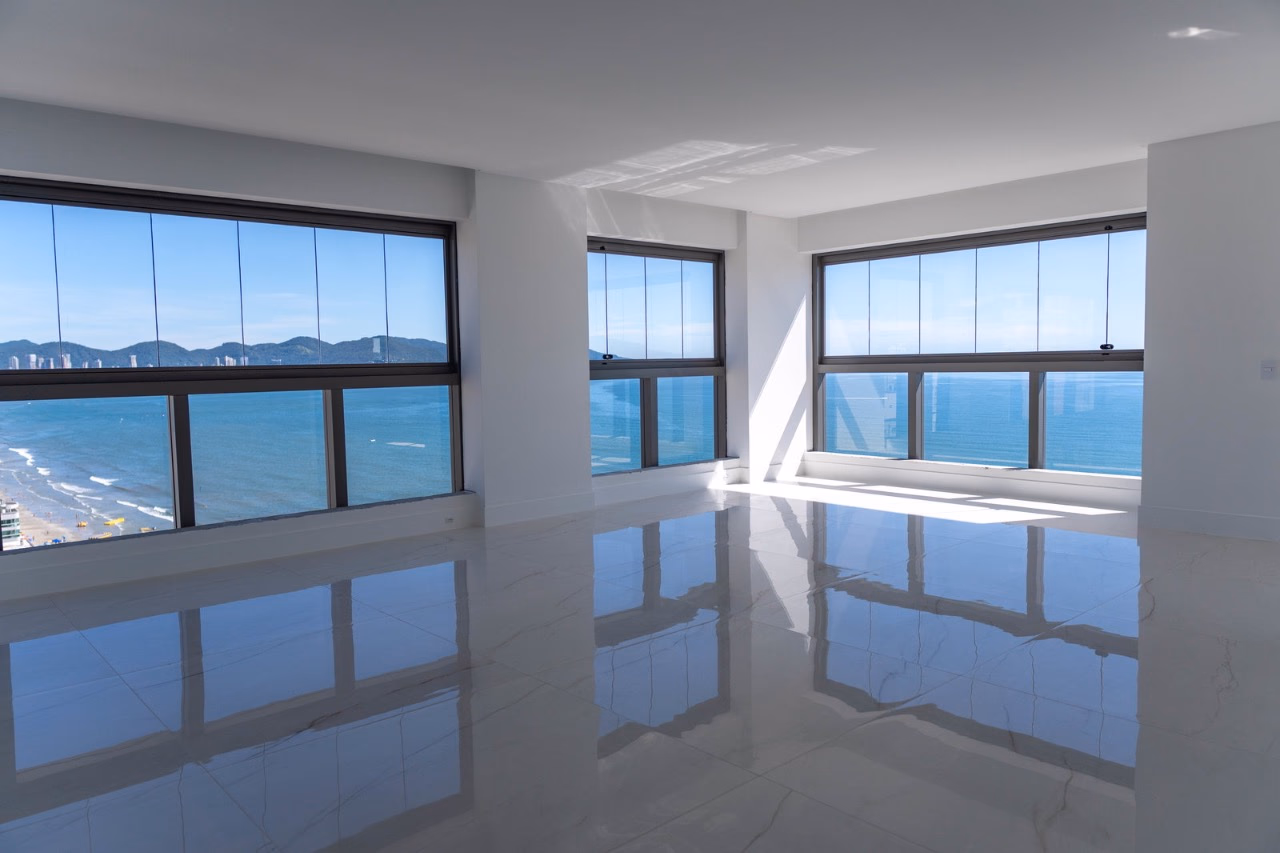 Apartamento 4 suítes em Meia Praia — Meia Praia