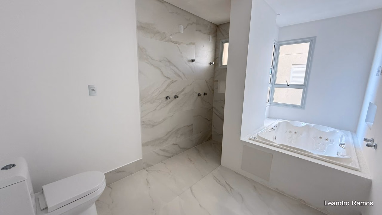 Apartamento 4 suítes em Meia Praia — Meia Praia, Itapema