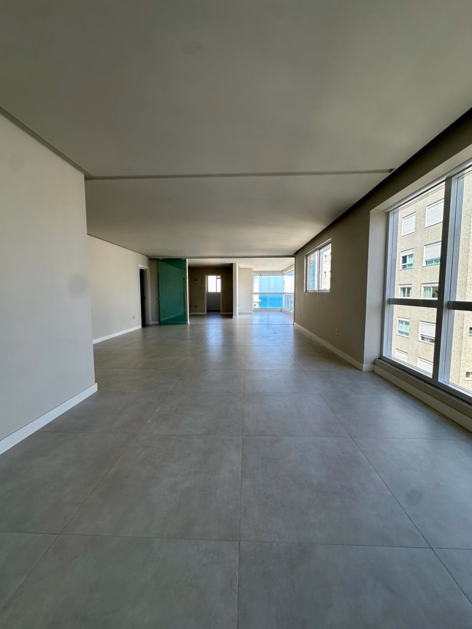 Apartamento 4 suítes em Meia Praia — Meia Praia