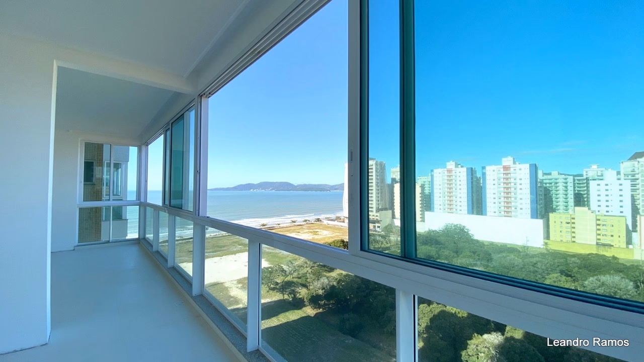 Apartamento 4 suítes em Meia Praia — Meia Praia