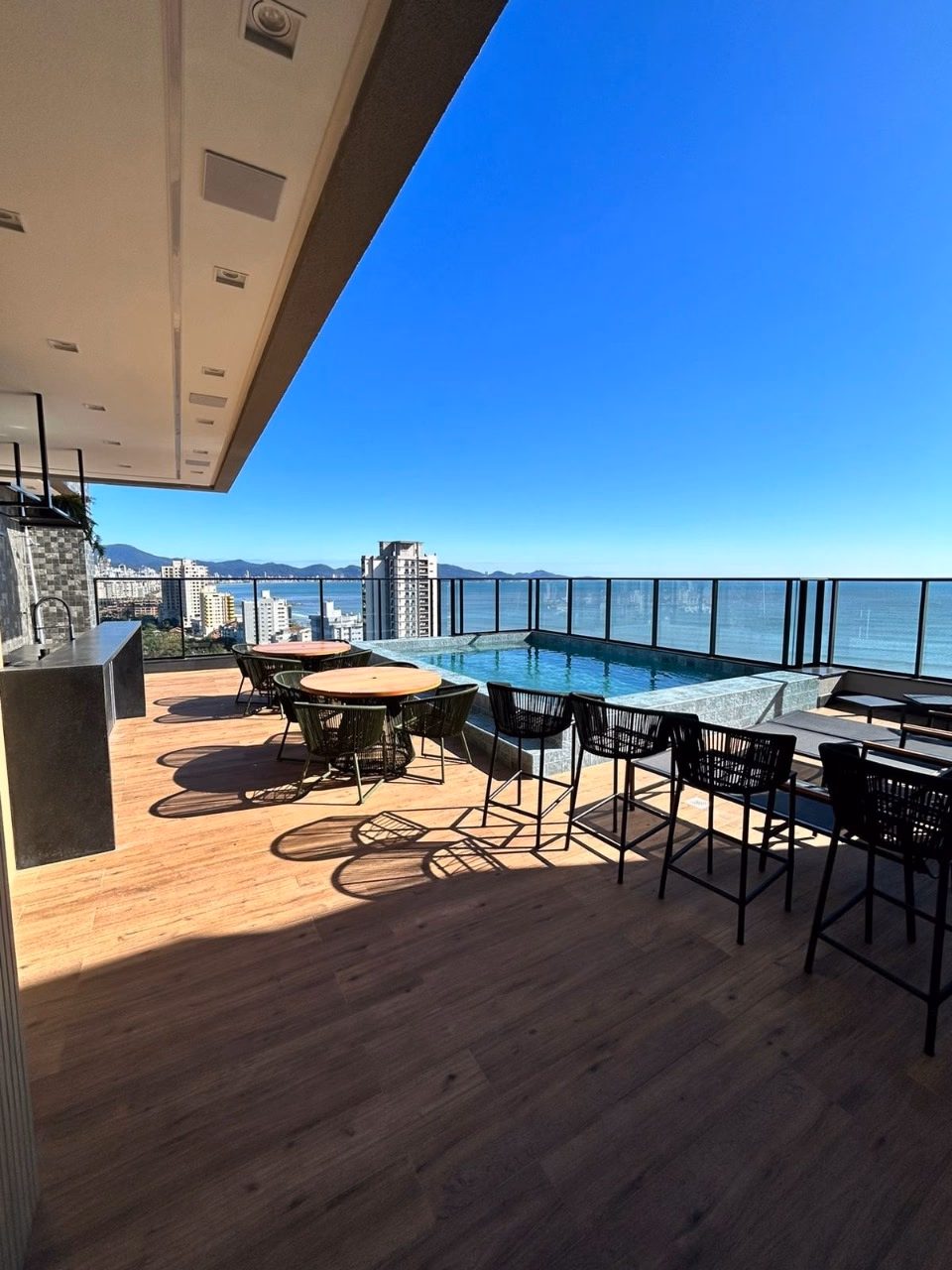 Residencial Laguna, Av