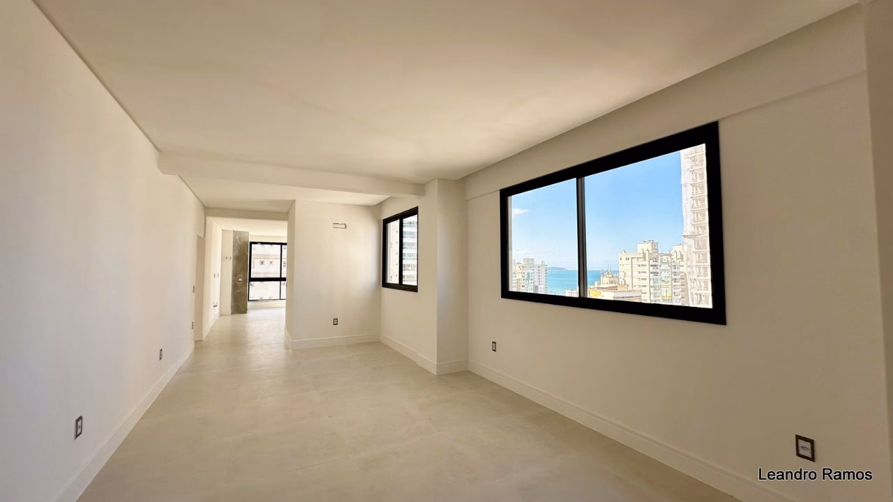 Apartamento 4 suítes em Meia Praia — Meia Praia