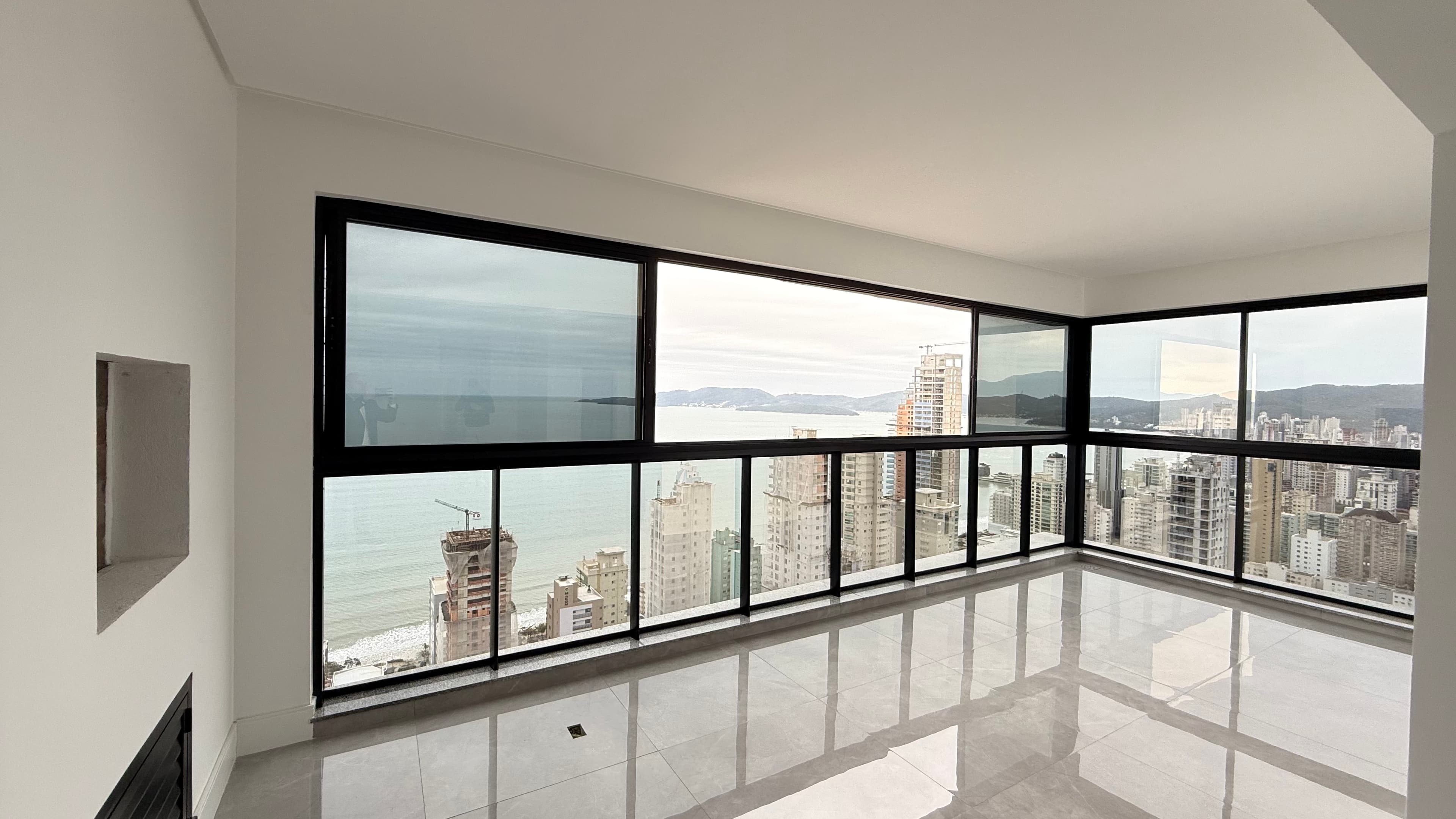Apartamento 4 suítes em Meia Praia — Meia Praia, Itapema