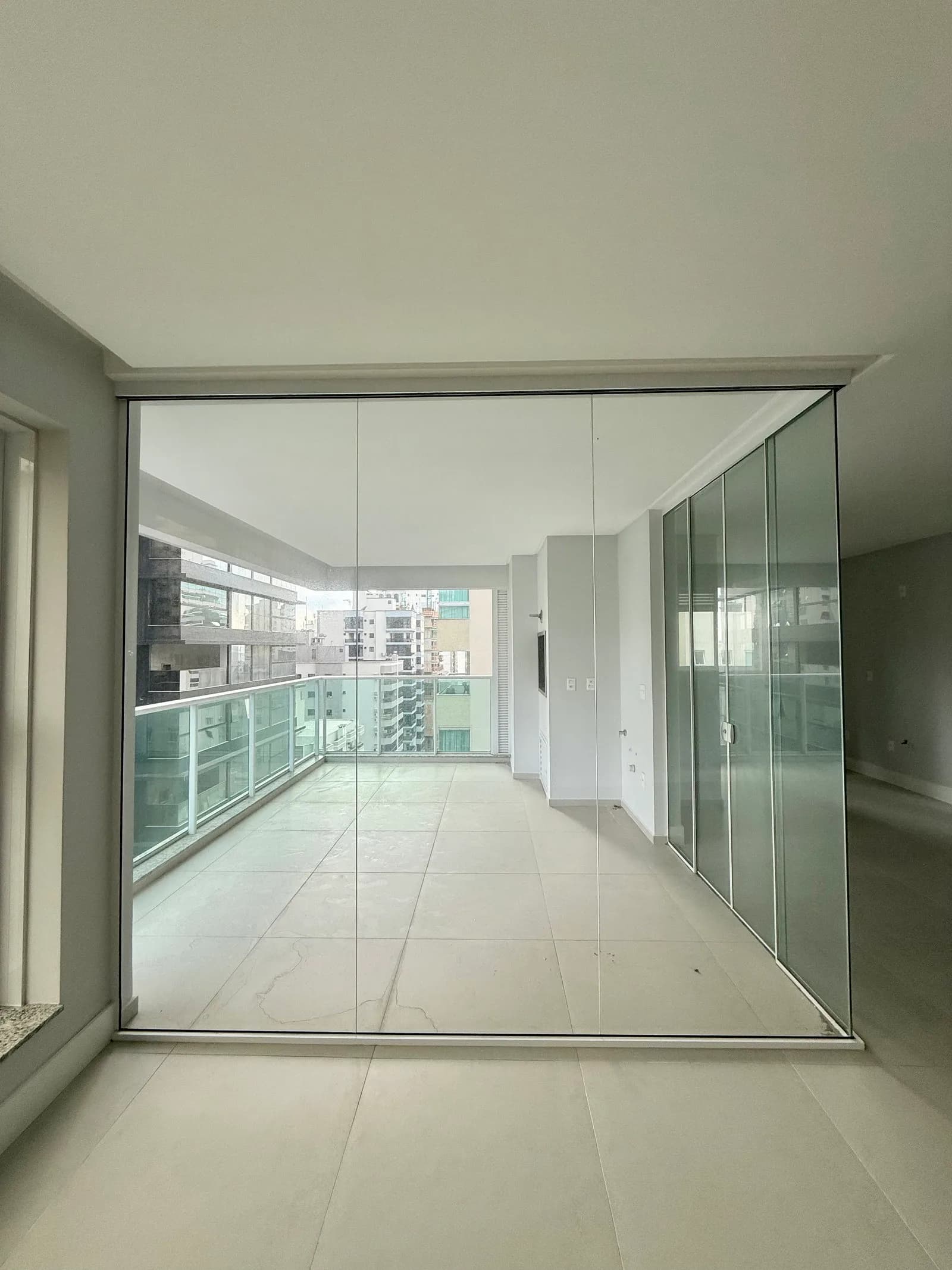 Apartamento 3 suítes em Meia Praia — Meia Praia, Itapema