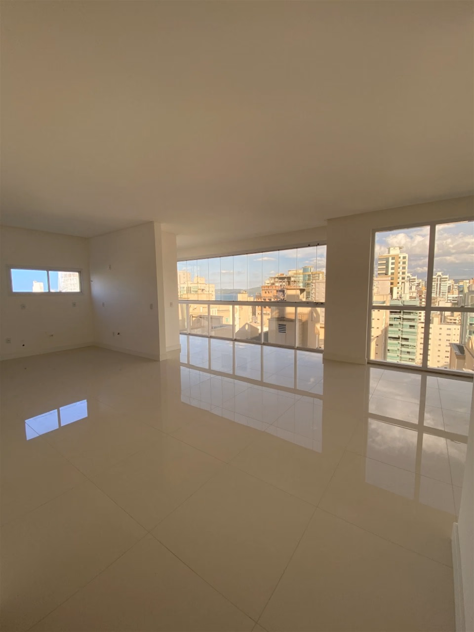 Apartamento 4 suítes em Meia Praia — Meia Praia, Itapema